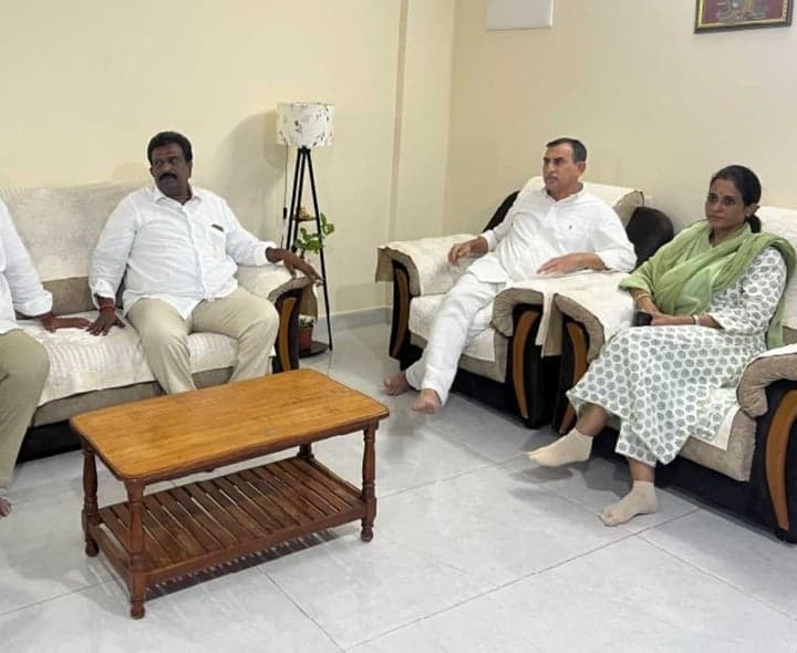 శివకొండరెడ్డితో ఎమ్మెల్యే మాధవిరెడ్డి భేటీ - Udayam