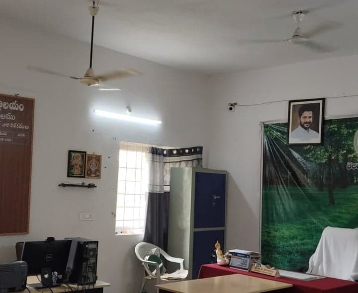 రుద్రూర్ తహశీల్దార్ కార్యాలయంలో విద్యుత్ వృథా - Udayam