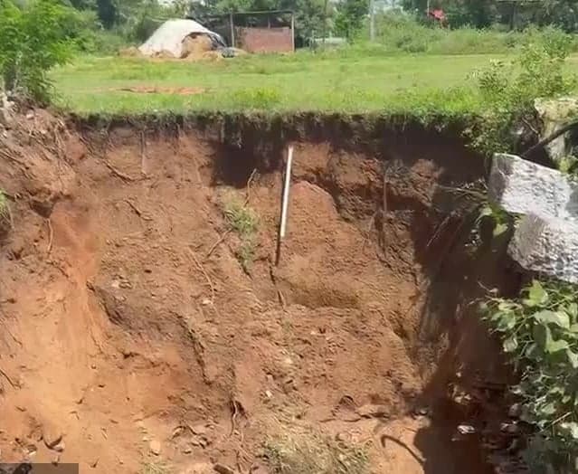కొండపాకలో ప్రమాదకరంగా కోనేరు గోడ - Udayam