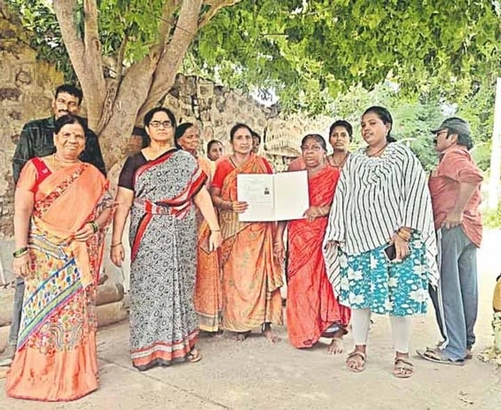 ఇళ్ల స్థలాల కోసం నిర్వాసితుల ఆందోళన - Udayam