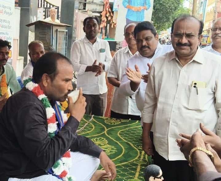 రేపల్లెలో నిరసన దీక్షను విరమింపజేసిన కమిషనర్ - Udayam