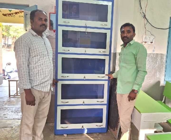 తూప్రాన్ పాఠశాలకు ర్యాక్ బహూకరణ - Udayam