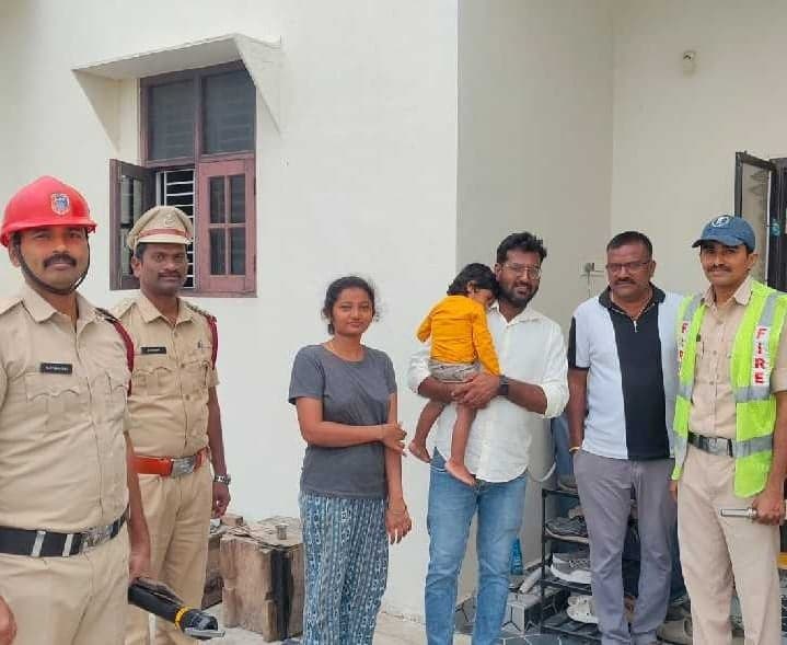 గదిలో చిక్కుకున్న బాలుడిని కాపాడిన ఫైర్ సిబ్బంది - Udayam