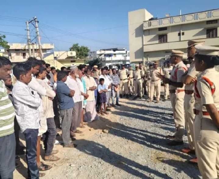 మక్తల్లో 44 ద్విచక్ర వాహనాలు సీజ్ - Udayam