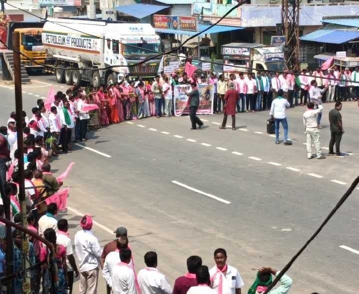 మంథనిలో విద్యుత్ సమస్యలపై బీఆర్ఎస్ ధర్నా - Udayam