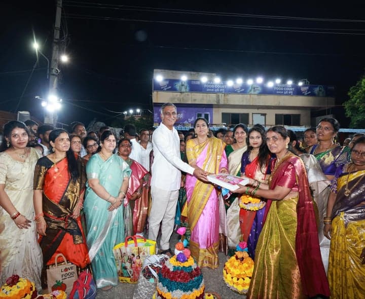 సిద్దిపేట కోమటి చెరువులో బతుకమ్మ సంబరాలు - gallery image 3