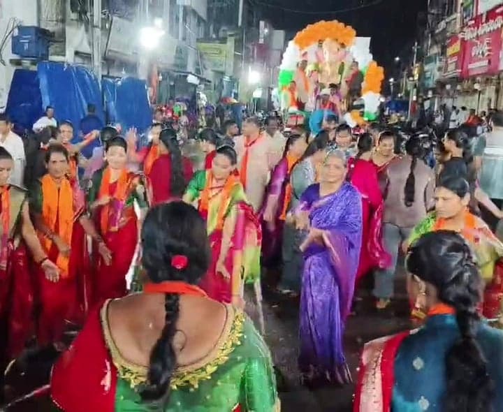 భారీ వర్షంలో గణేశ్ నిమజ్జన వేడుకలు - Udayam