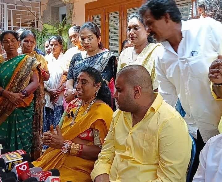 విశాఖలో మేయర్ బరిలో నుంచి రాజేశ్వరి ఔట్ - Udayam