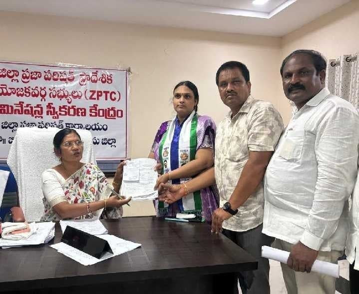 అయినవిల్లి ZPTCకి ఇద్దరు YCP నేతల నామినేషన్లు - Udayam