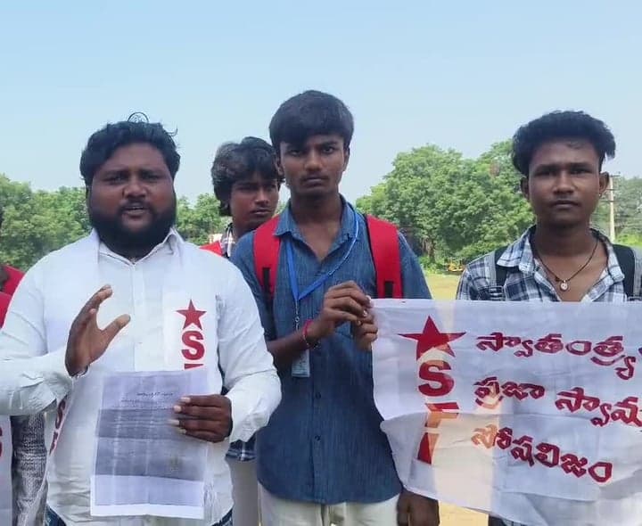 మహాదేవపూర్లో విద్యార్థులకు బస్సులు కావాలి - Udayam