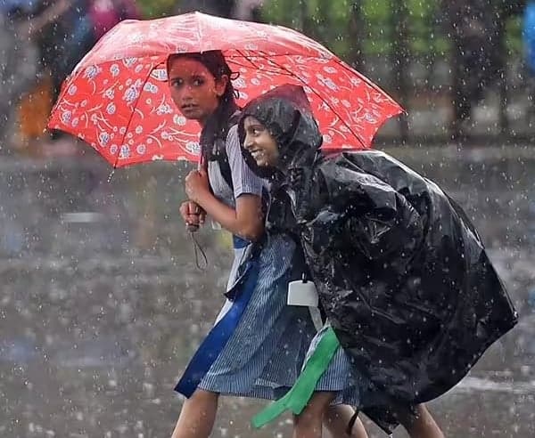 భారీ వర్షాలు.. పలు జిల్లాల్లో నేడు స్కూళ్లకు సెలవు - Udayam