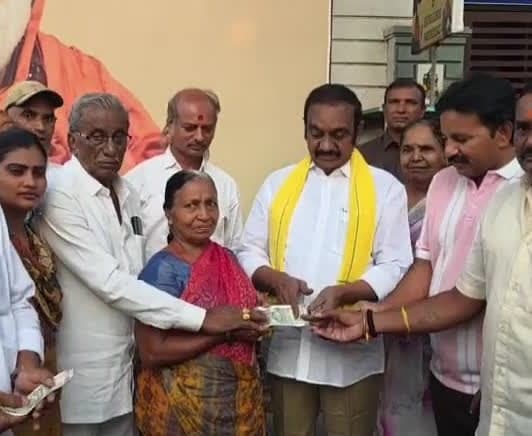 నరసరావుపేటలో పింఛన్లు పంపిణీ చేసిన ఎమ్మెల్యే - Udayam