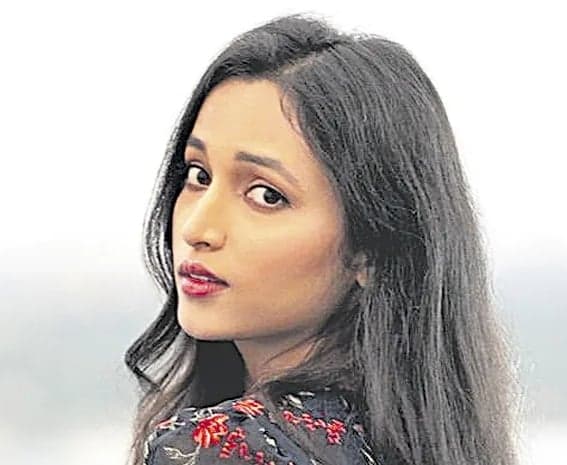 వైవిధ్య పాత్రలే నా లక్ష్యం: శ్రీనిధి - Udayam