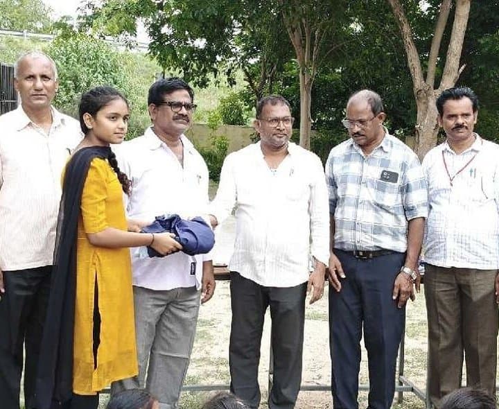 ప్రభుత్వ పాఠశాలల విద్యార్థులకు ఉచిత యూనిఫాంలు - Udayam