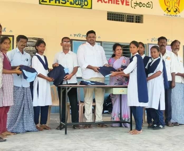 మల్దకల్లో విద్యార్థులకు యూనిఫామ్ల పంపిణీ - Udayam