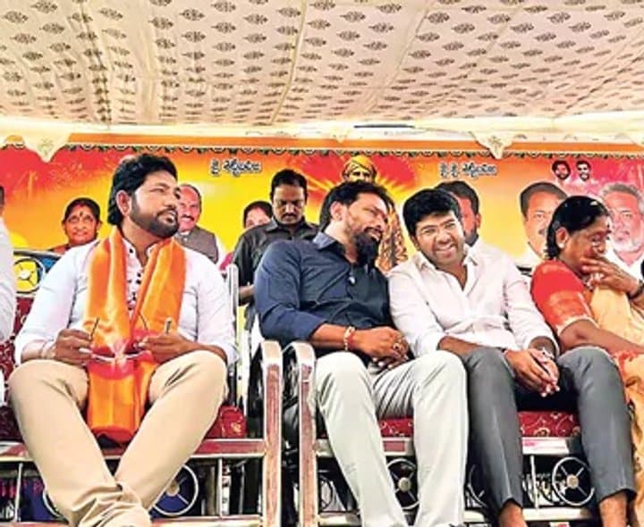 వైకాపా నేతలతో మంత్రి సుభాష్ - Udayam Digital