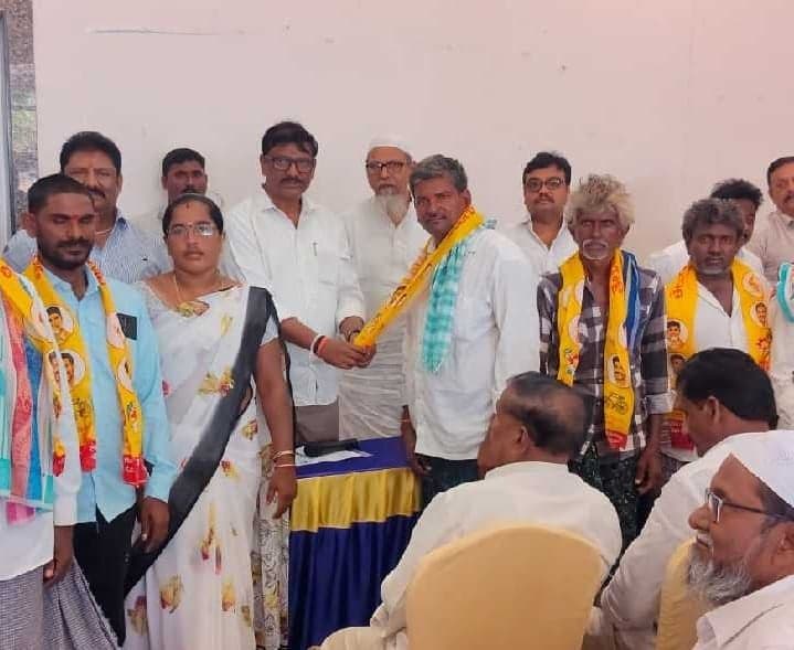 టీడీపీలో చేరిన 10 వైసీపీ కుటుంబాలు - Udayam