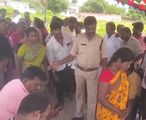 శనగపాడులో ఎన్నికలపై ఉద్రిక్త వాతావరణం - Udayam