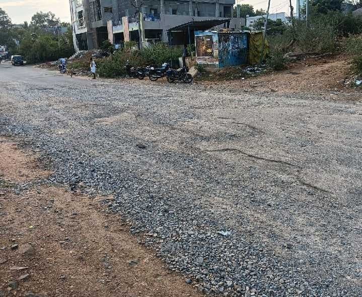ముదిగుబ్బ రోడ్డుపై అసంపూర్తి పనులు - Udayam