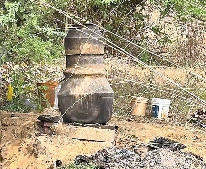 గుడుంబా తయారీపై స్థానికుల ఆందోళన - Udayam Digital