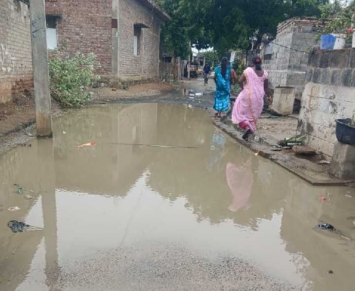 మర్రిపూడిలో సీసీ రోడ్డుపై మురుగు నీరు ఇబ్బందులు - Udayam