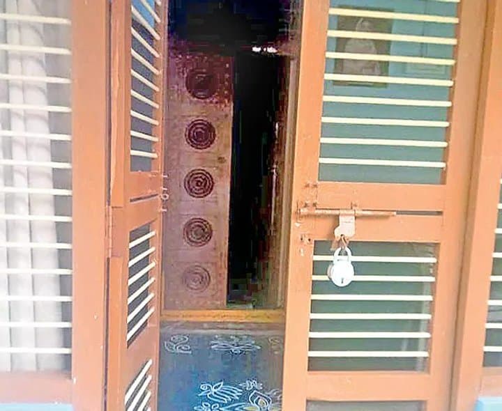 ఇంట్లో పట్టపగలే చోరీ