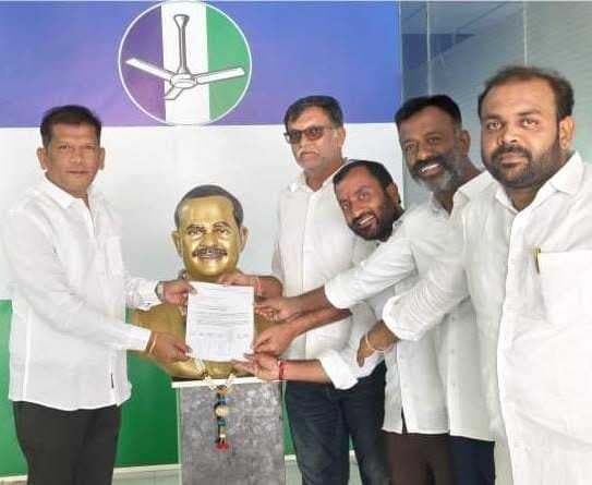 చిలమత్తూరులో పురుషోత్తమ రెడ్డికి బి-ఫారం - Udayam