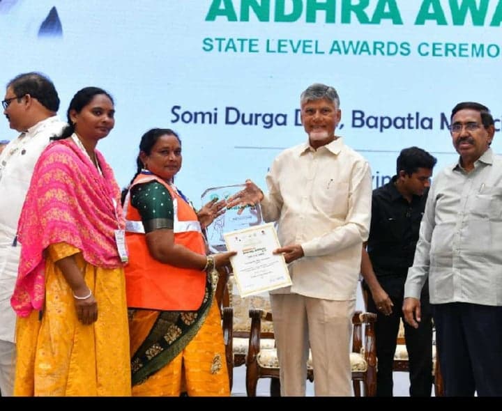 బాపట్ల కార్మికురాలికి స్వచ్ఛ అవార్డు - Udayam
