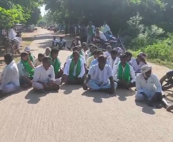 విద్యుత్ సమస్యలపై రైతుల ధర్నా - Udayam