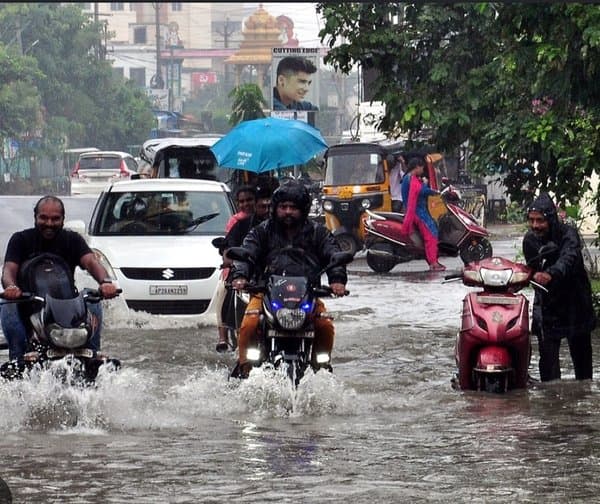 ఏపీలో భారీ వర్షాలు: బ్యారేజీ గేట్లు ఎత్తివేత! - Udayam Digital