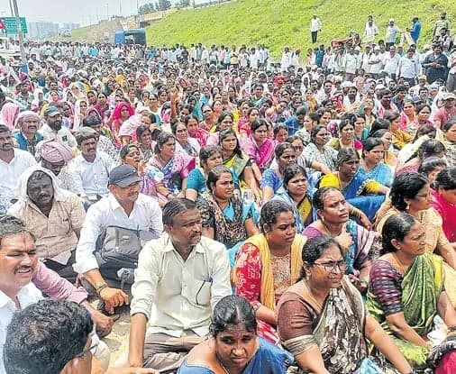 తాడేపల్లిలో క్షేత్ర సహాయకుల ఆందోళన - Udayam