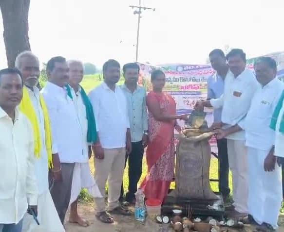 మద్దుల్ తండాలో ధాన్యం కొనుగోలు కేంద్రం ప్రారంభం - Udayam