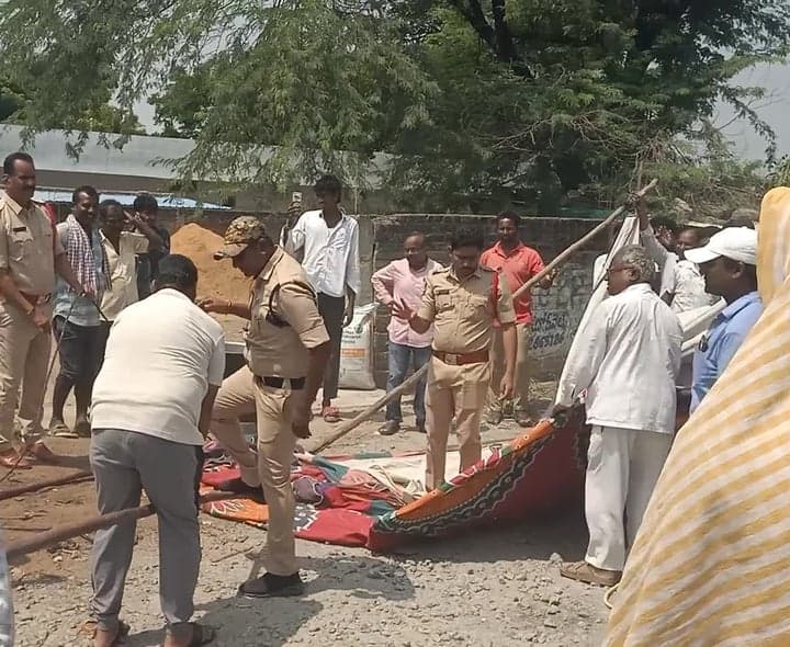 పంగిడిపల్లి రోడ్డు కోసం ఉద్రిక్తత - Udayam