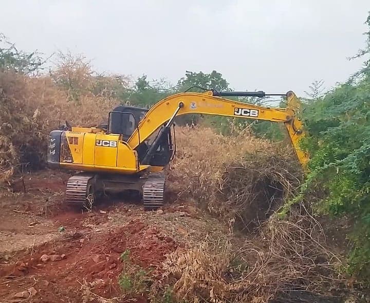 కొండ కాలువలో పూడికతీతకు శ్రీకారం - Udayam