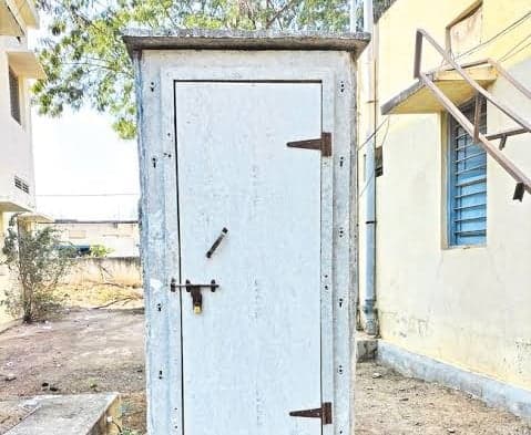 ఇచ్చోడలో మరుగుదొడ్లు లేవు - Udayam