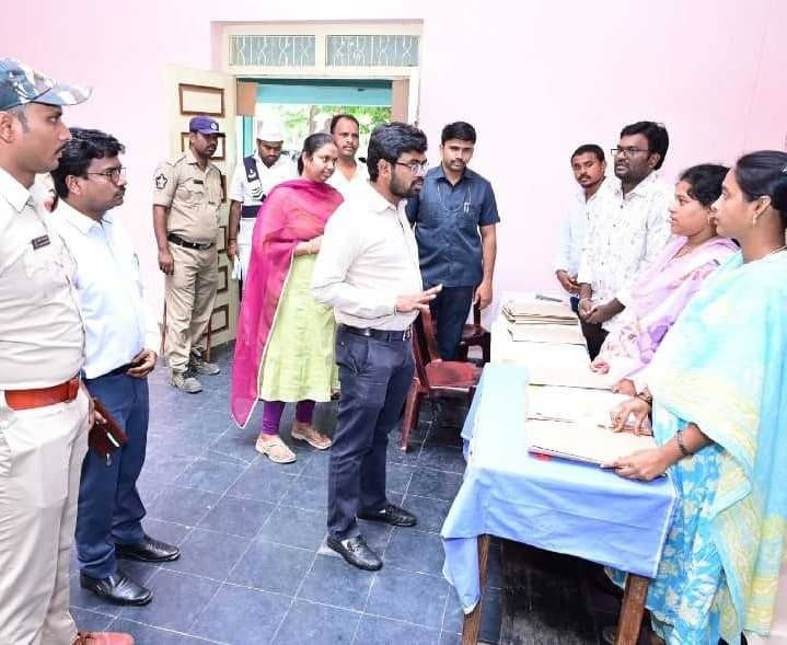 గూడూరు నామినేషన్ కేంద్రాన్ని తనిఖీ చేసిన కలెక్టర్ - Udayam