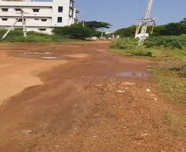 ఓవర్ఫ్లోతో రోడ్లపైకి తాగునీరు - Udayam