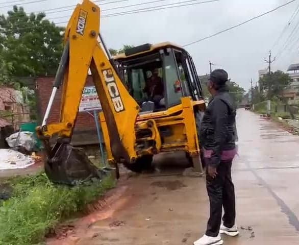 గుడివాడలో డ్రైనేజీల పూడిక తొలగింపు - Udayam