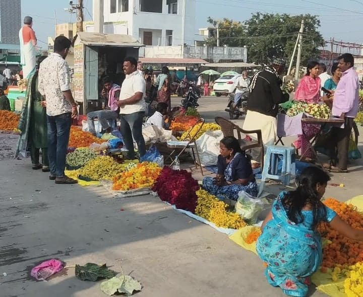 రుద్రంగిలో బతుకమ్మ పూల కొనుగోళ్ల సందడి - Udayam