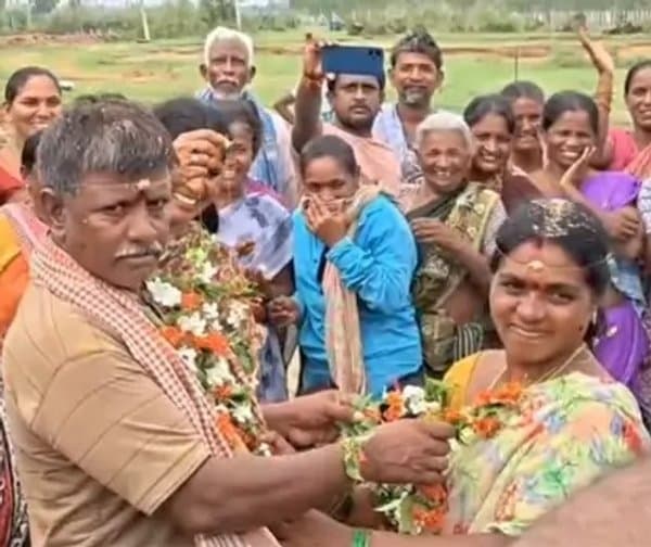ఉపాధి కూలీల మధ్య దంపతుల పెళ్లిరోజు వేడుక - Udayam Digital