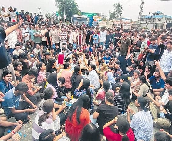 ఎల్పీయూలో విద్యార్థుల ఆందోళన - Udayam
