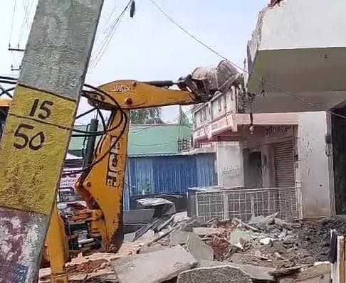 పెనుకొండలో కౌన్సిలర్ షాపుల కూల్చివేత - Udayam