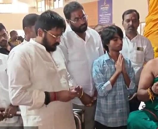 బాసర అమ్మవారిని దర్శించుకున్న మెదక్ ఎమ్మెల్యే - Udayam