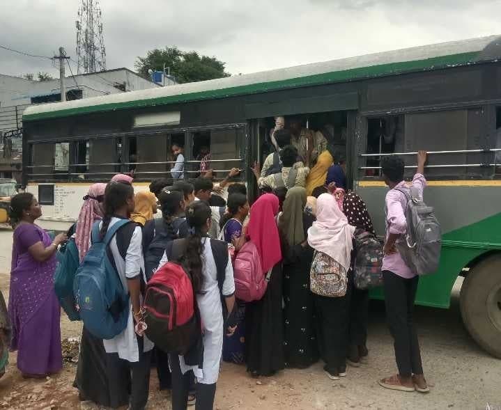 చిత్తూరులో బస్సుల కొరతతో ప్రయాణికుల ఇక్కట్లు - Udayam