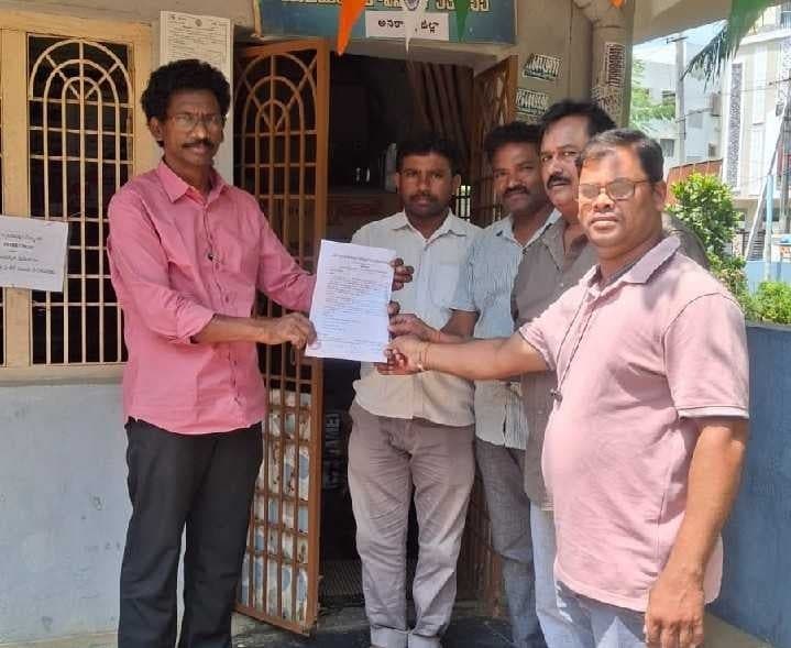 భవన కార్మికుల సమస్యలు పరిష్కరించాలి - Udayam