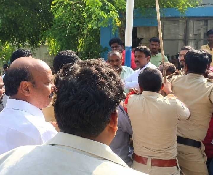 దగదర్తిలో ఇరువర్గాల ఘర్షణ - Udayam