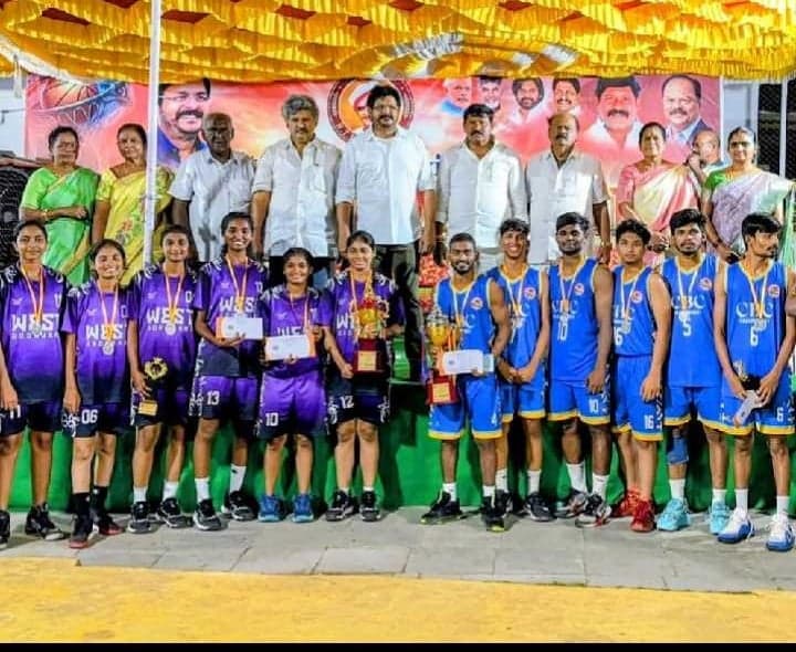 గుడివాడలో క్రీడాకారులకు బహుమతులు అందజేత - Udayam