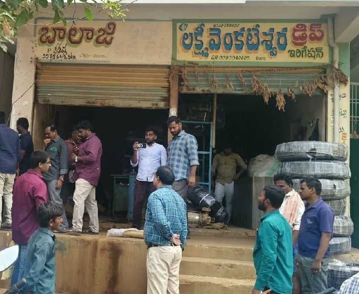 అయిజలో సీజ్ చేసిన మూడు భవనాలు రీఓపెన్ - Udayam