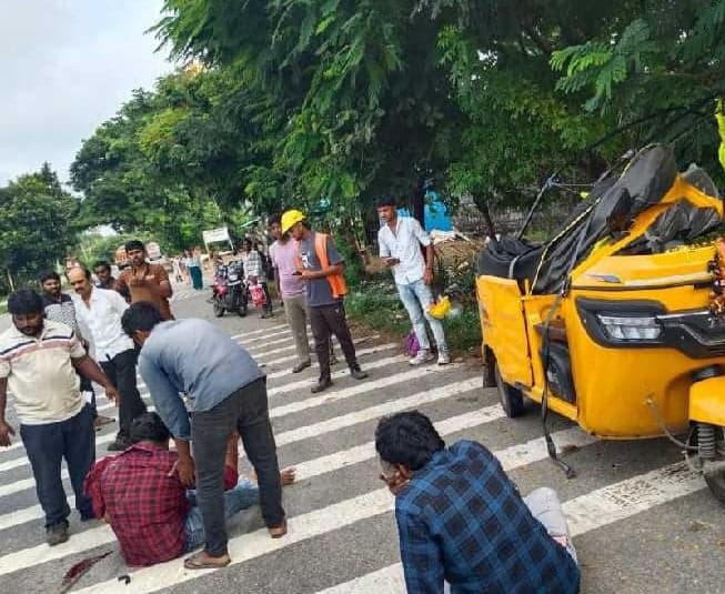 ఆటోను ఢీకొట్టిన లారీ .. నలుగురికి తీవ్ర గాయాలు - Udayam