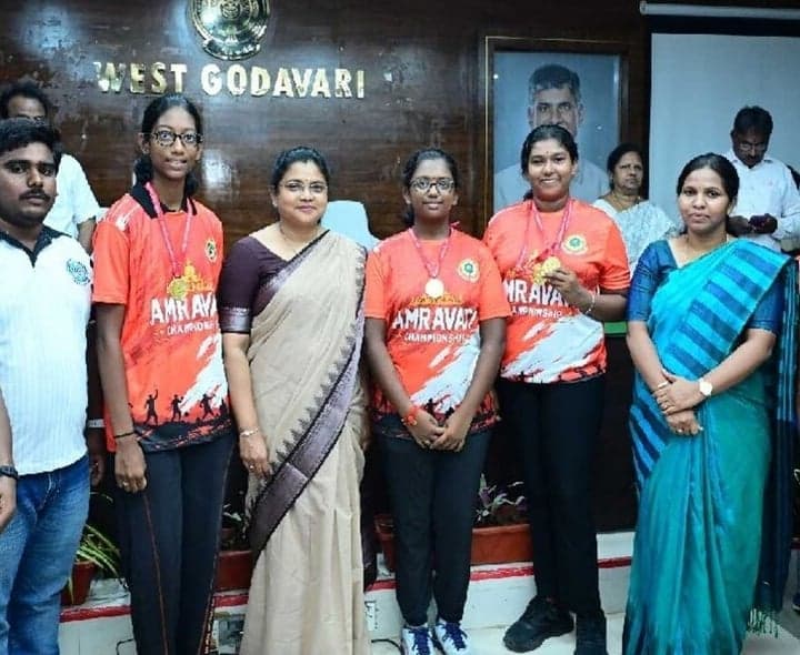 క్రీడా పతక విజేతలకు కలెక్టర్ అభినందన